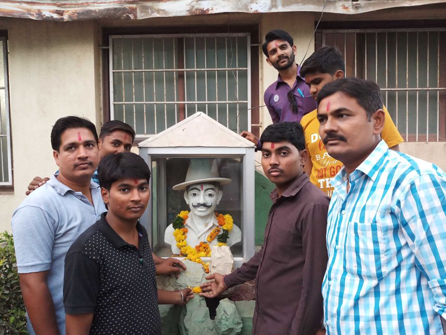 Y.Y.P members paying tribute to Bhagat Singh