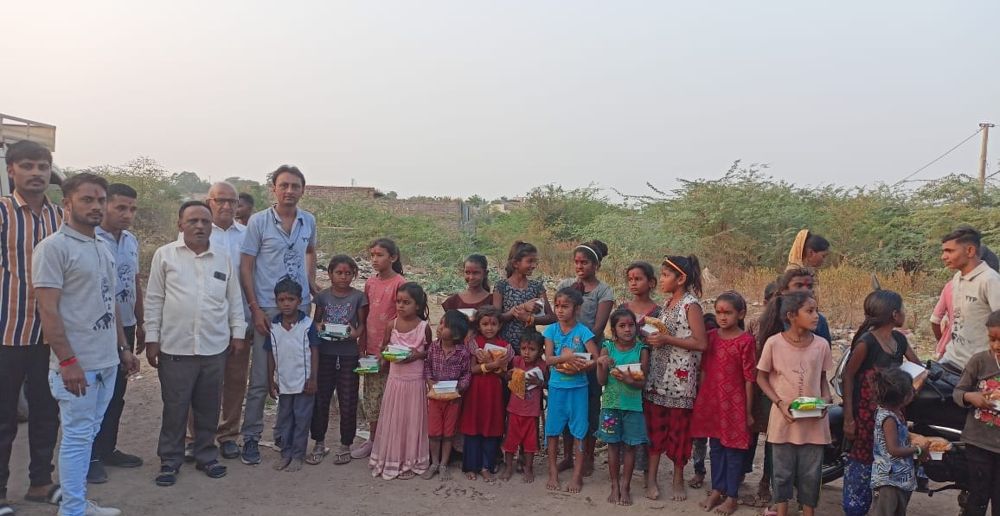 Y.Y.P members distributing food to children in a slum area