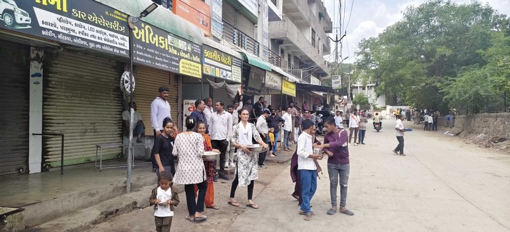 Y.Y.P members and volunteers distributing sarbat on a Sihor street