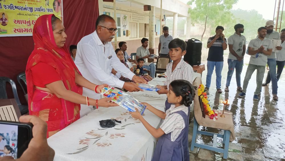 Y.Y.P members giving prizes to school students in Sihor